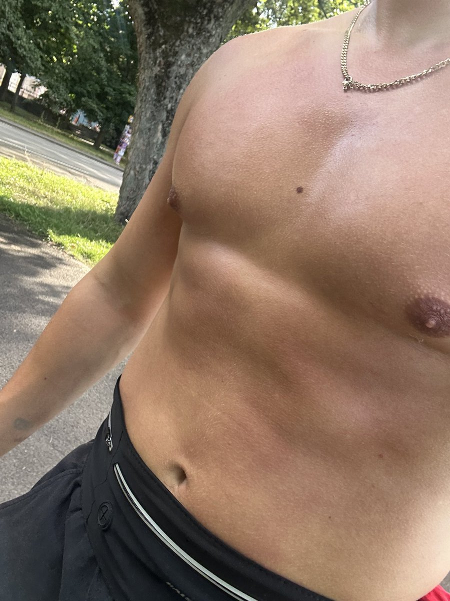 Jametwonk's tweet photo. I only like running during the summer because it’s socially acceptable to do it topless. https://t.co/GG0S4uNrAg