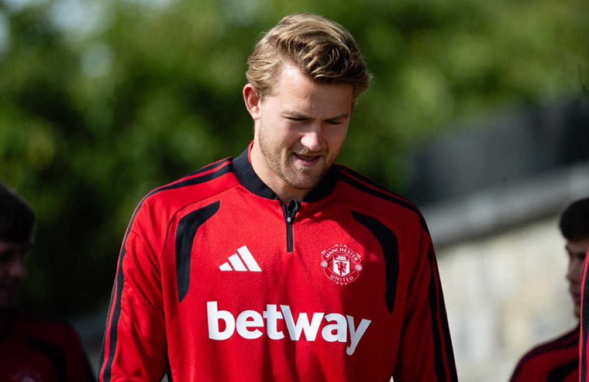 veemarph's tweet photo. Matthijs de Ligt is back and participated in the first part of the training session as part of his recovery ❤️‍🩹 . 

Our Rolls Royce in defense is back 💪😵‍💫.
#mufc 🔴✊ https://t.co/XU3HzvwuWp