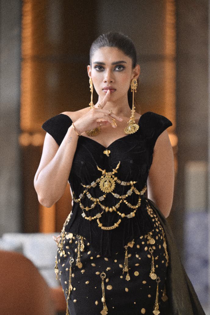 TalksofCity's tweet photo. #DusharaVijayan serving royal energy in Black and Gold with a whole lot of grace. 💫🖤👑 #ActressDusharaVijayan #DusharaVijayanActress #Dushara #ActressDushara #DusharaActress

@officialdushara @V4umedia_ 
@RIAZtheboss @ParasRiazAhmed1 https://t.co/9wbvFwwFIS