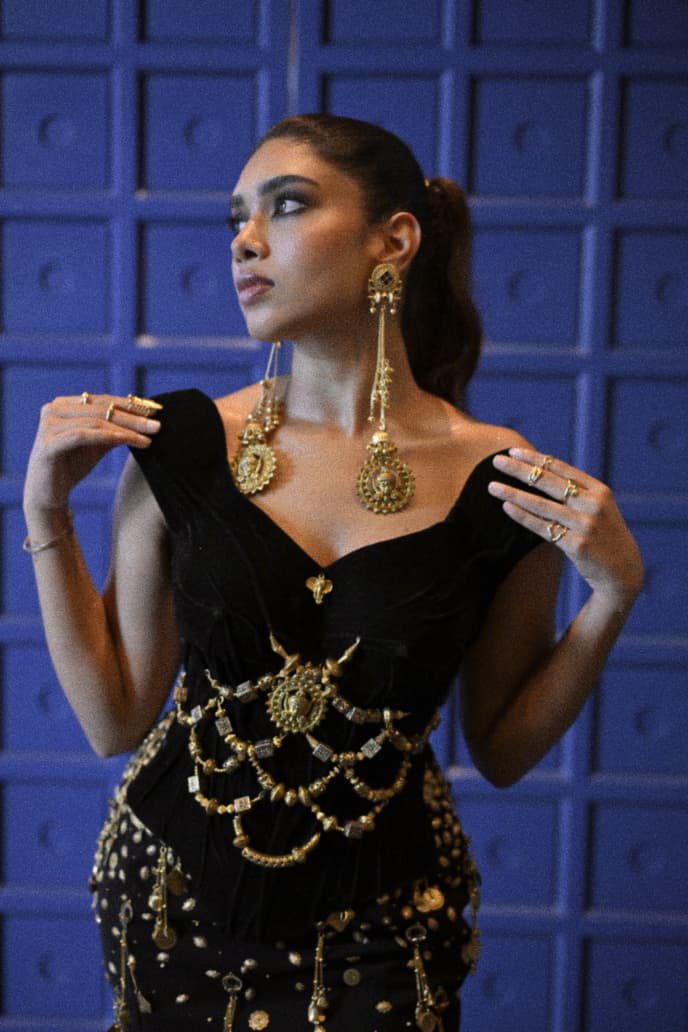 TalksofCity's tweet photo. #DusharaVijayan serving royal energy in Black and Gold with a whole lot of grace. 💫🖤👑 #ActressDusharaVijayan #DusharaVijayanActress #Dushara #ActressDushara #DusharaActress

@officialdushara @V4umedia_ 
@RIAZtheboss @ParasRiazAhmed1 https://t.co/QhRLqI8YNT