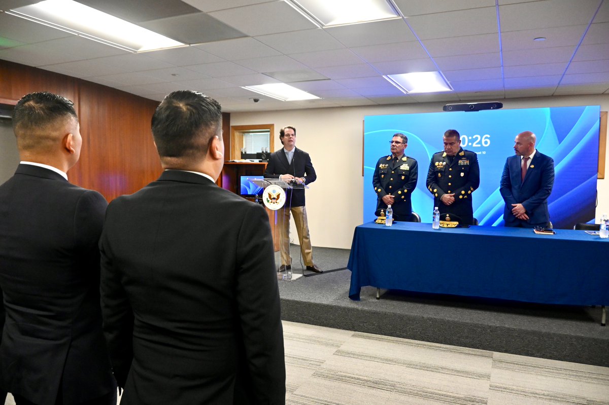USAmbPeru's tweet photo. ¡Atentos criminales! Hoy junto al Teniente General Arriola @PNP_Noticias dimos la bienvenida a los nuevos integrantes del equipo vetado @FBI - PNP. Juntos vamos a seguir desmantelando organizaciones criminales y protegiendo a nuestras familias. Denlo por hecho.🇺🇸🇵🇪 https://t.co/w6e3gPQMIh