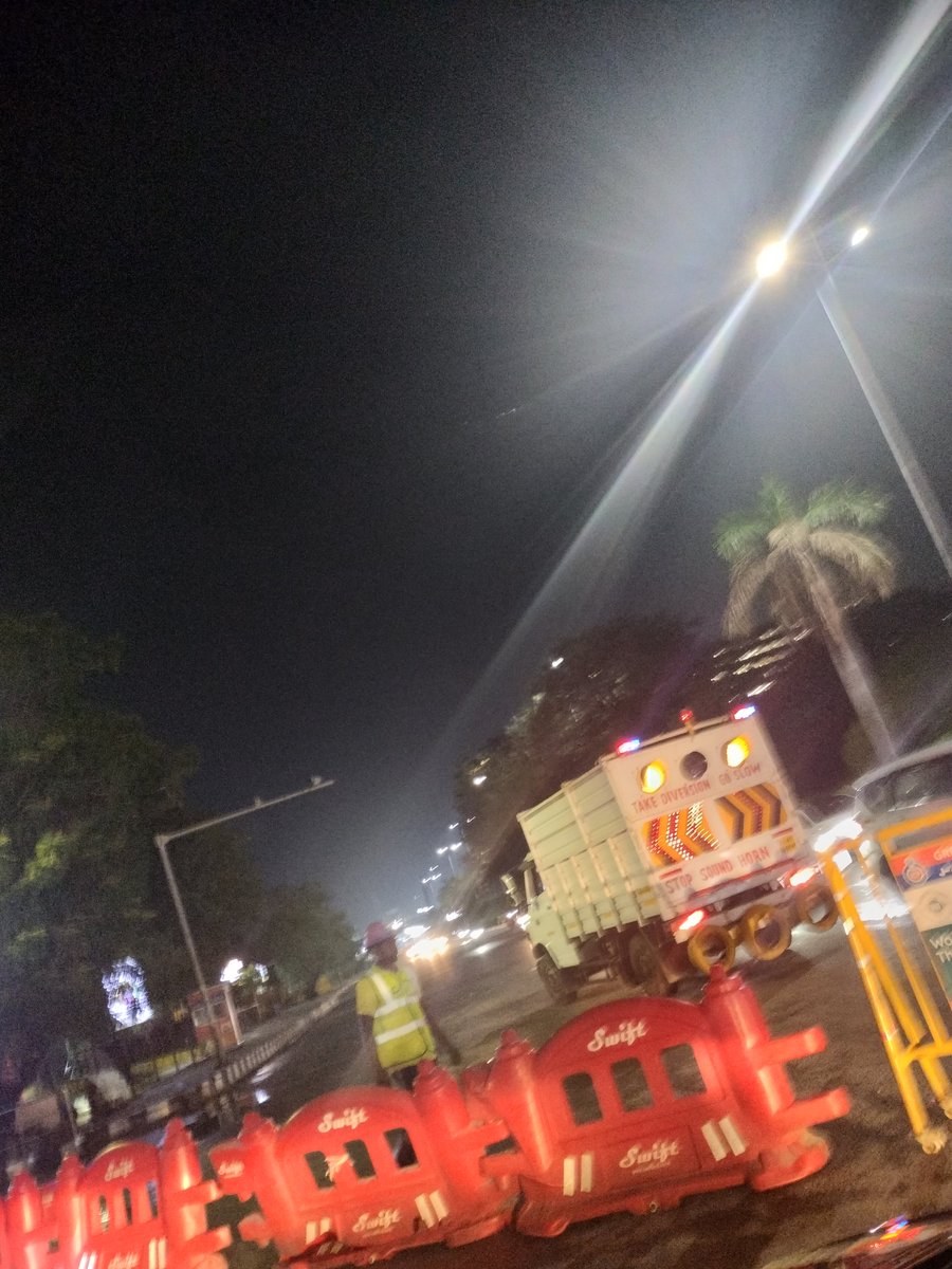 diparamakrishna's tweet photo. Traffic from Madhya Kailash on OMR diverted via Indira Nagar. Yet another unannounced diversion and no intimation for motorists. We r stuck on the road from Indira Nagar bridge. Motorists put to untold misery at night @ChennaiTraffic
 @cmrlofficial https://t.co/tPjQn0fBKm