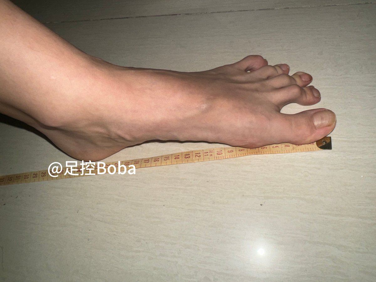 JangoFettBaby's tweet photo. 童彤虽然长���人高马大的(186cm, 75kg)，但是性格很温顺，对我言听计从☺️
今天让童彤量了一下脚，她很懂我地把脚趾张大抓实地面；整个44码大脚掌显得非常具有侵略性，把我看硬了md. https://t.co/Dda0rvz1U1