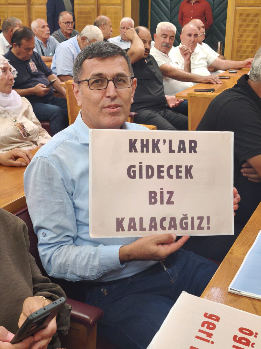 PlatformKHK's tweet photo. Sayın Cumhurbaşkanı; @RTErdogan @trpresidency 
Bir devletin büyüklüğü, gücünü ne kadar kullandığıyla değil, haksızlığa uğrayan vatandaşının sesini ne kadar duyabildiğiyle ölçülür.

KHK’larla başlayan süreç üzerinden yıllar geçti. İnsanlar işlerini, mesleklerini, geleceklerini ve kimi zaman toplumdaki yerlerini kaybetti.

Aradan geçen zaman bazı şeyleri değiştirdi; fakat adalet beklentisini ortadan kaldırmadı.

Bugün önünüzde yalnızca hukuki değil, aynı zamanda tarihi ve vicdani bir mesele bulunmaktadır.

Devlet, kendi vatandaşına yönelen adaletsizliği fark ettiğinde büyür.

#KHKSorunu nu çözmek, geçmişle hesaplaşmak değil; devletin hukuk devleti olma iddiasını güçlendirmektir.

Bu ülkenin artık yeni mağduriyetlere değil, adaleti onaracak cesur bir iradeye ihtiyacı var.