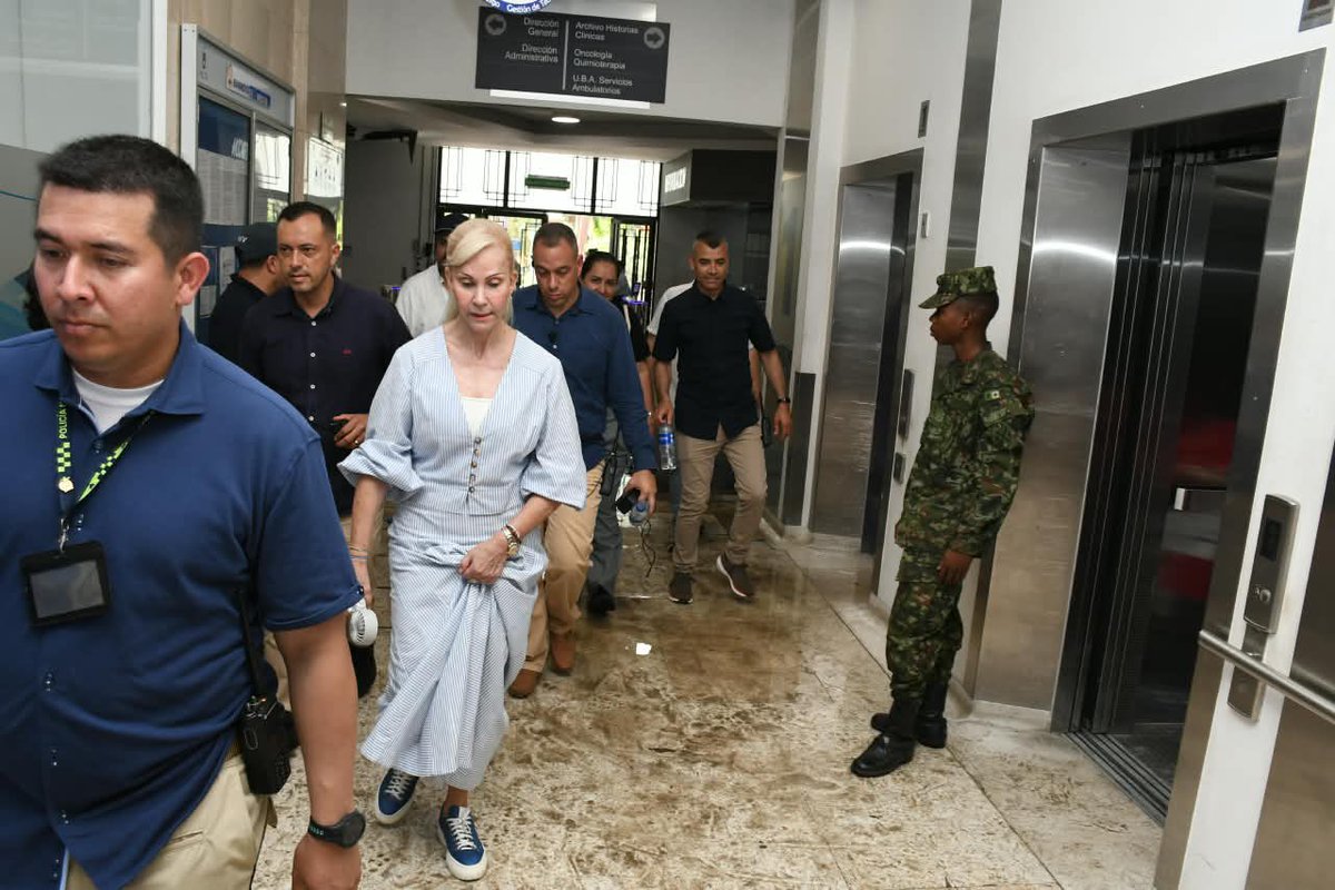 DilianFrancisca's tweet photo. Estamos en el @HUVOficial, acompañando directamente las labores de evacuación tras el fuerte sismo.

El hospital presenta graves afectaciones estructurales y parte de un ala colapsó. Gracias al trabajo de Bomberos, Ejército y los organismos de socorro, la mayoría de los pacientes que se encontraban en esa zona ya fueron evacuados.

En este momento queda una sola persona por evacuar, y los equipos de rescate continúan trabajando para ponerla a salvo. Además, ya llegaron 40 carpas para apoyar en la labores de reacomodación provisional de los pacientes, provisiones de agua, una planta eléctrica y elementos de logística para atender la emergencia como megáfonos.

¡Continuamos trabajando y coordinando la atención de la emergencia!