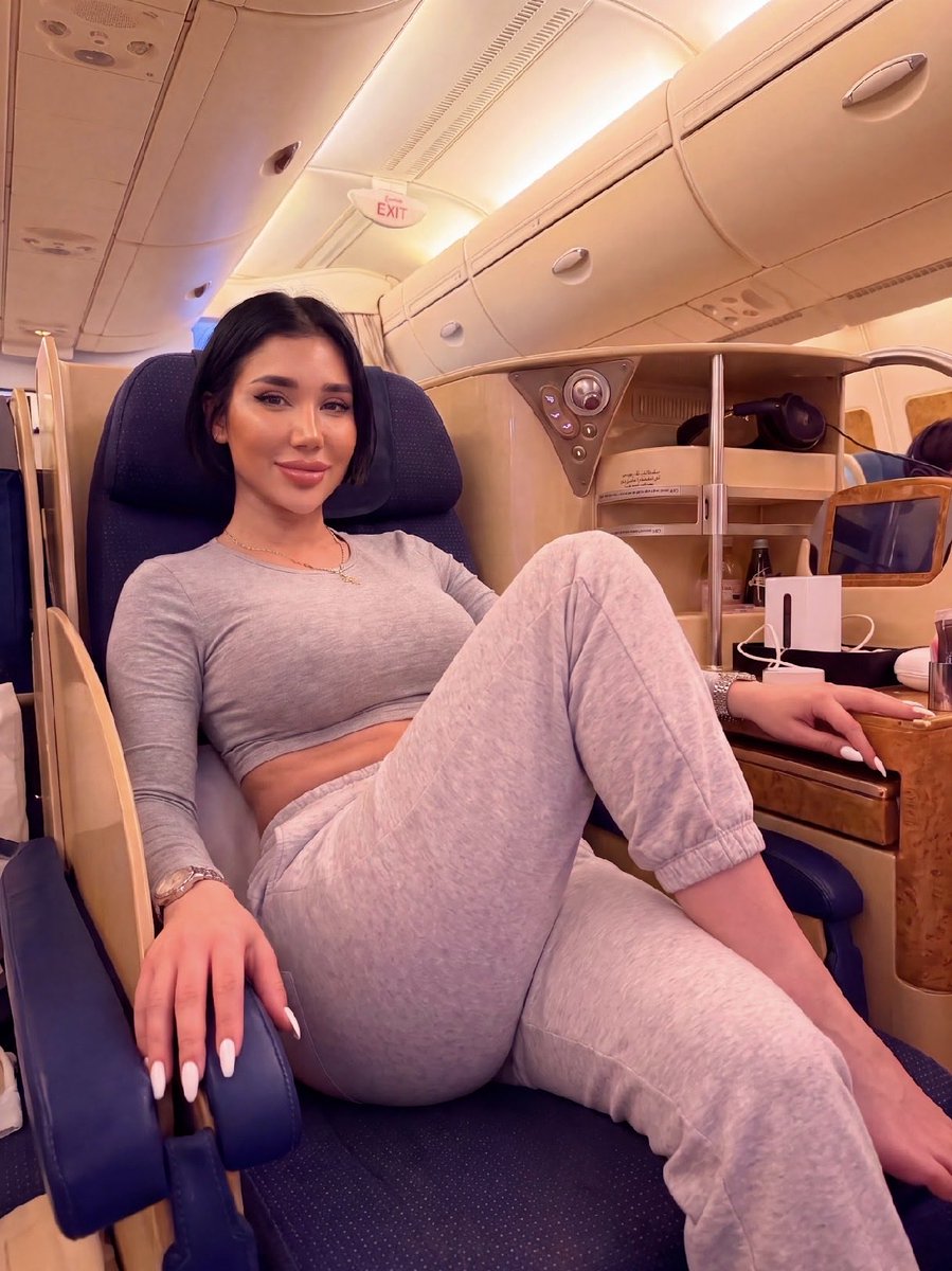 Annaplaysfs's tweet photo. Is flying economy a total scam when you can just upgrade? ✈️🥂 #NYCStyle #MiamiNights https://t.co/HTwQXNwdPI