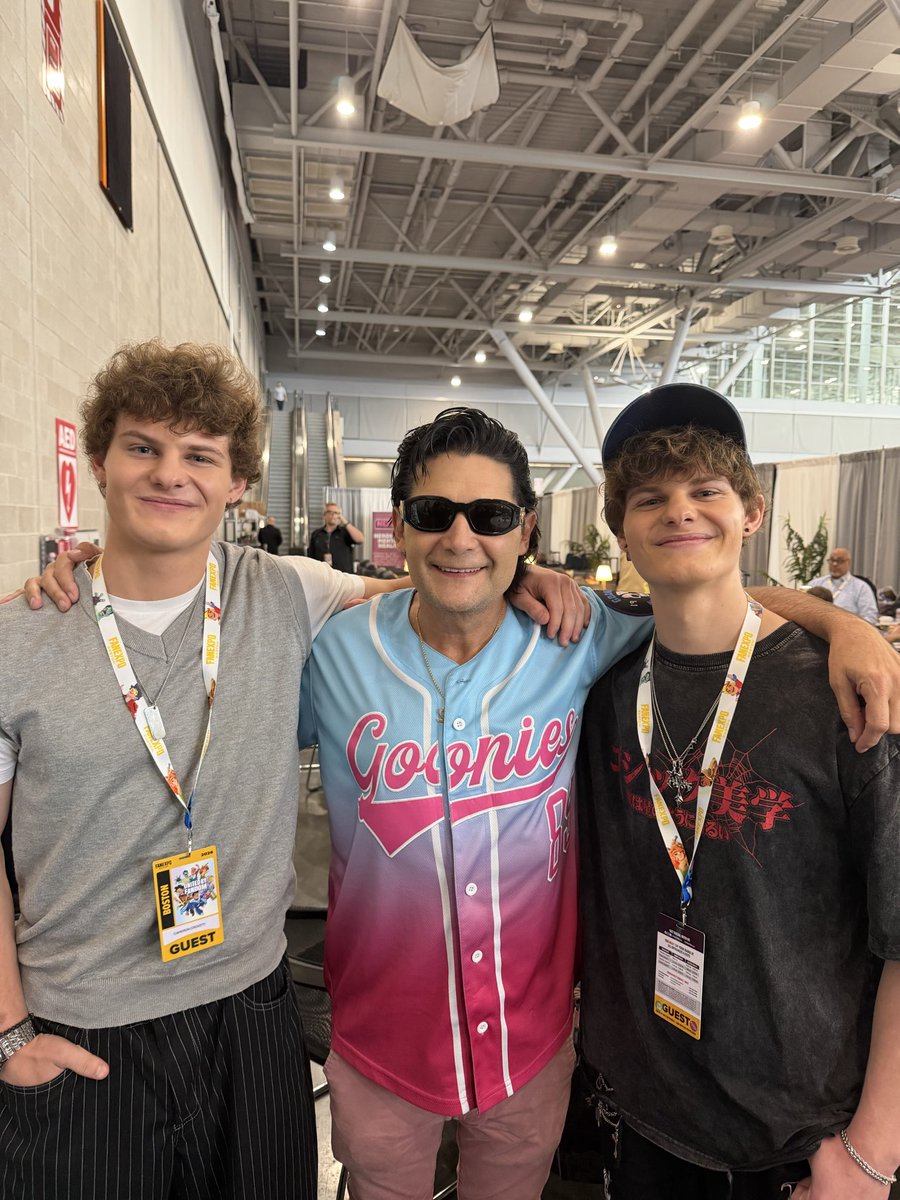 Corey_Feldman's tweet photo. FUN BUT LETHAL WEEKEND @FANEXPOBoston RAN N2 SOME OLD &amp; NEW FRIENDS! #MELGIBSON &amp; #DANNYGLOVER PLUS #THEBOYS #CAMERONCROVETTI &amp; HIS BRO, &amp; #STEPHENPEARCEY FROM #RATT STOPPED BY 2 SAY HI! https://t.co/zs5zfhGRnA