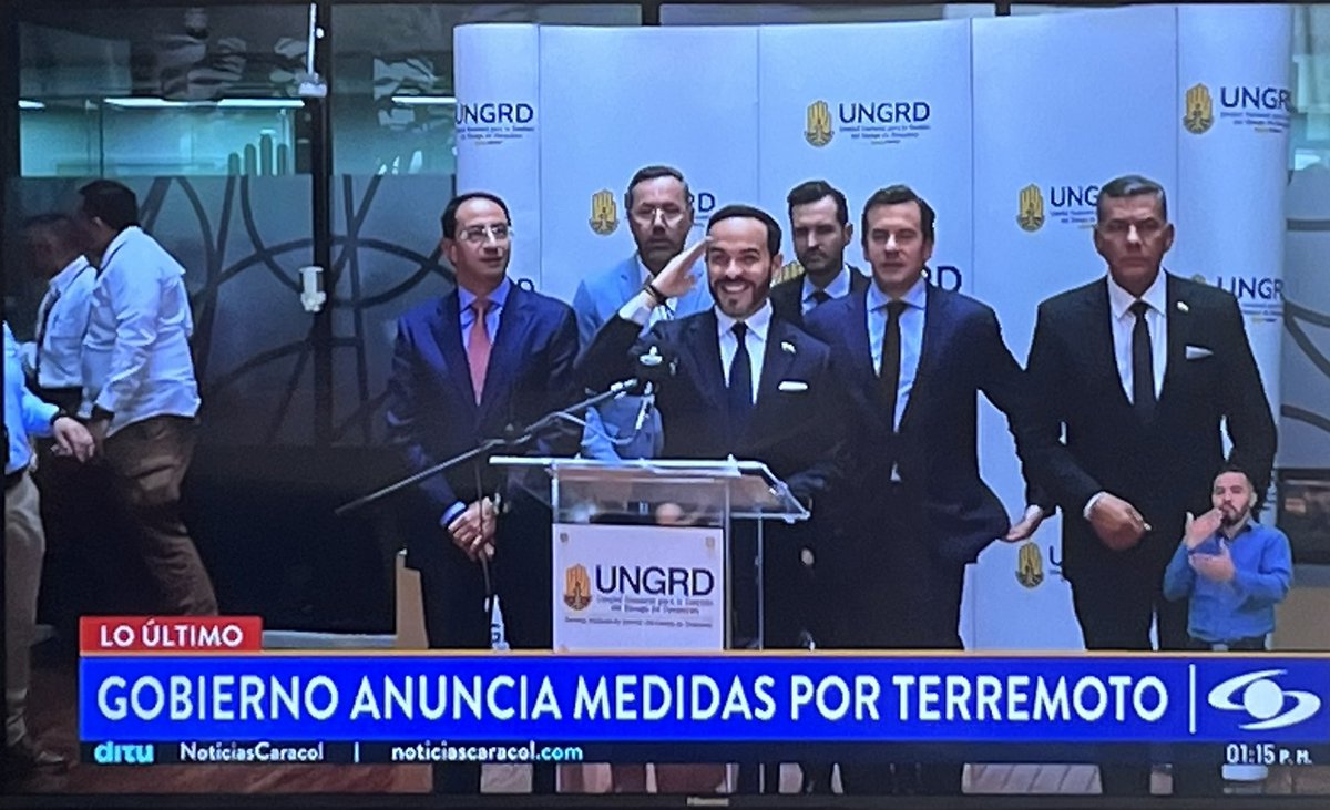 FrauMedina's tweet photo. Semejante tragedia y este imbécil no para de posar. https://t.co/UCkYxFbrI0