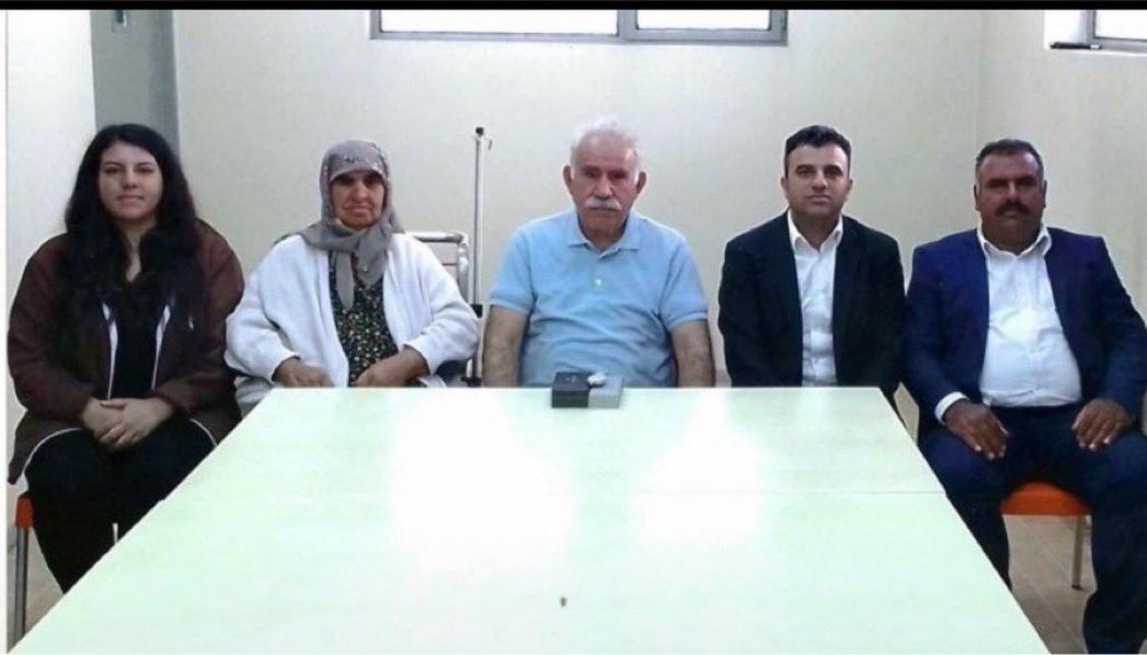 Bavedelal2's tweet photo. İnsanlar Önderliği böyle görünce ne hisseder acaba?
Yıllarca ağır koşullarda tutulmuş ama hâlâ dimdik duran bir insanı görmek kolay değil. Kimi gurur duyar kimi duygulanır kimi de kendi kendine Bunca yılın yükü nasıl taşındı?diye sorar.😭 https://t.co/HLTBuz7Ukq