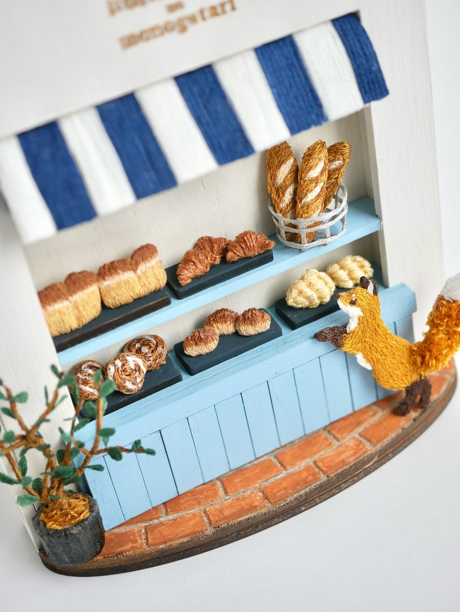 SharkAutis4049's tweet photo. A little fox has wandered into a bakery of thread and wood, where warm bread waits and every tiny detail feels like part of a story 🦊🥖✨

What do you think this fox is up to?

Artist: @edaaau https://t.co/UalMQpI1aX