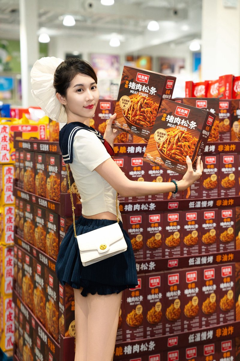 JQusair's tweet photo. Just caught my intern hiding 3 packets of office cookies in their bag while saying "I’m just organizing the team snacks"  Turns out we’re all secretly raiding the kitchen stash after lunch. Win-win snack chaos for Friday! https://t.co/MOLedkqUAD