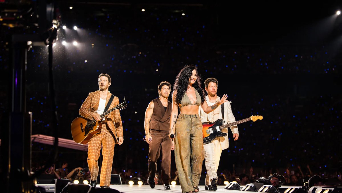 demiaintsorry's tweet photo. the way demi played fuck, kiss and avoid with them https://t.co/pHid9Rymlw