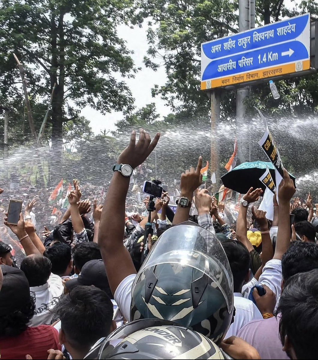 rajuparulekar's tweet photo. Mr. Soren is doing what Mr. Amit wants.
There is no disharmony between their actions, and they are all complicit in this.

The students should not have been subjected to a lathi charge today. It happened so that Amit Bhai could reach Parliament tomorrow.

Few parties are coming together to form a Third Front that will help a crony. With its support, even after a change of government, they will pressure @RahulGandhi  to grant that crony amnesty.

The entire country will gradually come to know about this. 
What began at Jantar Mantar was part of that plan, though it later slipped out of their control. Soren’s delayed statement after cracking down on the students is also part of the same plan.

Indian politics will change and take a decisive turn. No one concedes defeat so easily—even when the battle is already lost.