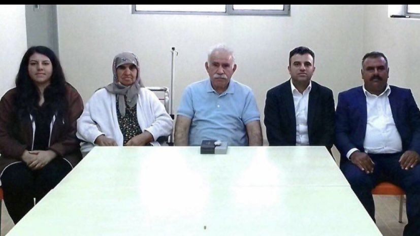 SeliNinanli's tweet photo. @MDervisogluTR Diğerleri de gider bir aile fotoğrafı çektirirler artık BEBEK KATİLİ/TERÖRİST ELEBAŞI yla. Oradan da bi dağ yaparlar tamamlanır DEMlikleri  @eczozgurozel @yenipartiyiz @ozgurozeliletsm ibanlarınızı da DEM e verin finanse ederler sizi!
#GazileriminYanındayım https://t.co/sX2n2YYMp1