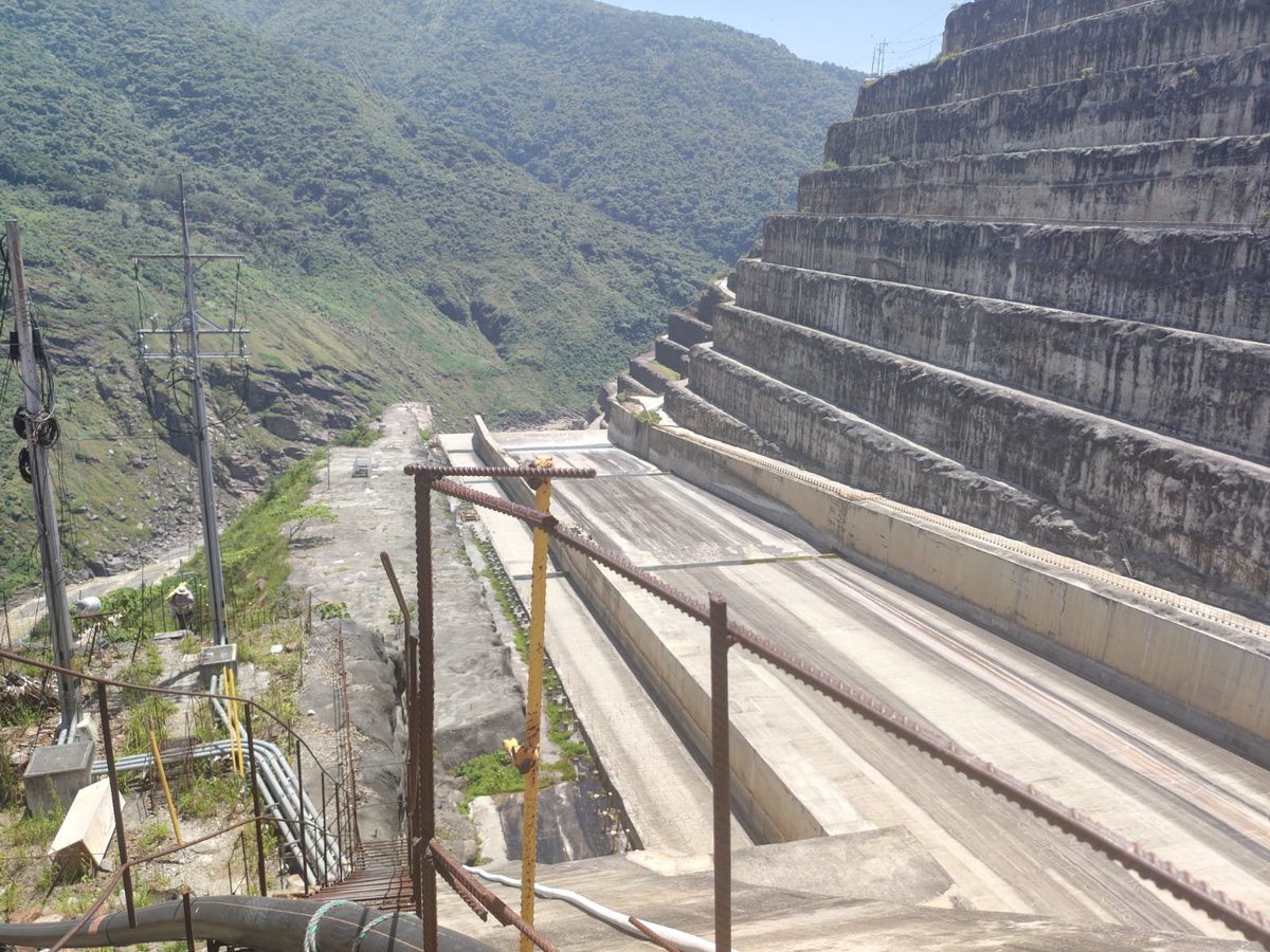 ISAZULETA's tweet photo. Las comunidades organizadas realizaron visita de emergencia a la zona del muro de Hidroituango, no se observan nuevas grietas o movimientos particulares. Damos por ahora un parte de tranquilidad inicial desde las comunidades aguas arriba hacia las comunidades aguas abajo.

La empresa @EPMestamosahi nos ha reportado normalidad y que continúa monitoreando cualquier comportamiento en reacción al sismo. Se solicita a todas las empresas del país que reporten el estado de los muros de las represas para que las comunidades conozcan la situación, todas las comunidades aguas abajo de una represa sufrimos de angustia con los sismos porque representan un riesgo de colapso de estas obras. El @MinEnergiaCo tiene la obligación de exigir información a las empresas y entregarla a las comunidades.

Se le solicita a la @UNGRD que no olvide la inestabilidad del macizo rocoso que fue el resultado de la tragedia que vivimos en el 2018, por lo que es necesario su seguimiento, motinoreo e información permanente hacia la comunidad.