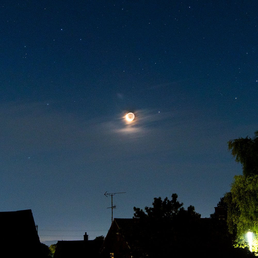 Weekend_Rebel's tweet photo. The crescent moon rising into the starry skies... ✨️🌙 https://t.co/V6mbBUucFM