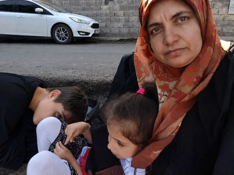 sevincozarslan's tweet photo. ADLİYE KORİDORLARINDA, GÖRÜŞ YOLLARINDA UYUYAKALAN ÇOCUKLAR 

6 yıl 3 ay ceza verilen ev hanımı Bahar Al: 

"Geçtiğimiz mart ayında (19 Mart 2026) eşimle birlikte tutuklandık. İki ay sonra beni tahliye ettiler. Tutuklanmadan önce Edirne Adliyesi’nin koridorunda -arife günüydü- mahkememi beklerken 13 yaşındaki oğlum ve 4 yaşındaki kızım sandalyede uyuyakalmış. Kardeşimle beraber geceden sabaha kadar arabada beklemişler. Sonra da mahkememi sandalyede dalarak beklemişler. Arife son saatler olduğu için nöbetçi mahkeme tutuklama demişti. Ramazan Bayramı’nın sabahında çocuklarım yıkılmıştı, bir anda hem annesiz hem de babasız…"

#KHKSorunu

https://t.co/IbAbG0M9Ob