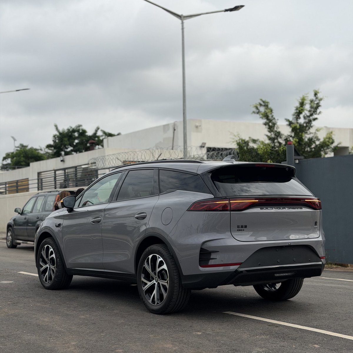 WutaMotorsNG's tweet photo. Brand New BYD Tang DM-i (plug-in hybrid ) 🔥🔥
Year: 2025
3 units available 
Custom duty: Paid
Price: N70M (each)
Location: Abuja 
Call/Whatsapp 08056139710 https://t.co/82b9KG6YfI
