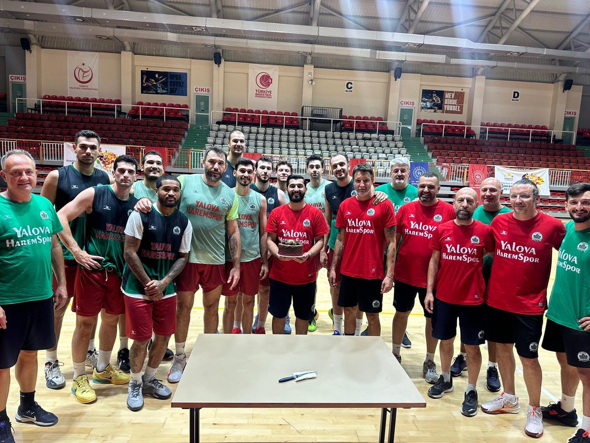 YalovaHaremspor's tweet photo. 🎂 Takım Menajerimiz Muhammed Cambaz'ın doğum gününü, bugünkü antrenman sonrasında pasta keserek kutladık 🥳

Tekrardan, iyi ki doğdun Muhammed 🎉

#AynıTutkuYeniHeyecan 💚❤️ https://t.co/5BwmcMbOWU