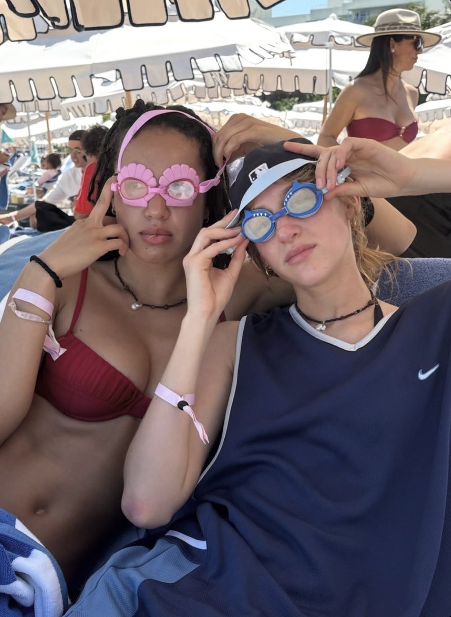 thebodynetflix's tweet photo. sofia wylie (grace franklin) and bella neuspiel (katie) in miami #TheBody #TheBodyNetflix https://t.co/VHjpEA8CGY