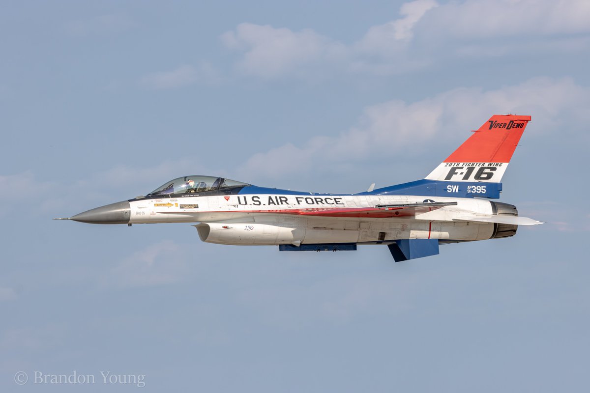 combatpenguin81's tweet photo. Raptor and Viper passes Friday at AirVenture 2026, also a Osprey showing off its catch decided to join the airshow.
#OSH26 https://t.co/vC0hZHdRzC