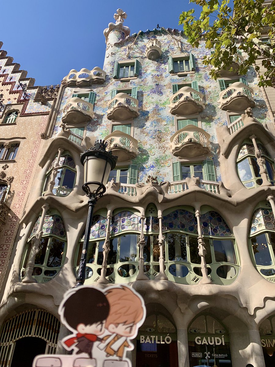 AbstractARTnath's tweet photo. Boys at Barcelona 🇪🇸 
La Casa Batlló de Antonio Gaudí (one of my favorit artist from these years) 

•(I didn’t forget you YOI fans💜💙⛸️😉📷 just wait a little)

@inherin 
#결혼하는남자 #missinglove #TheMarryingMan #BL #yaoi #인혜린 https://t.co/nAY2dtxLj1