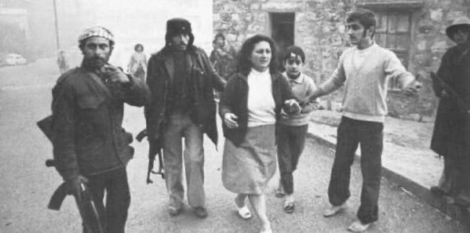 isaacrrr7's tweet photo. Han pasado 50 años desde que se tomó esta foto. Terroristas palestinos invadieron la ciudad cristiana libanesa de Damour y masacraron a 582 civiles cristianos.

Fue un apocalipsis, dijo un sacerdote que sobrevivió a la masacre.

“Llegaban por miles, gritando: ‘¡Allahu Akbar! ¡Ataquémoslos por los árabes, ofrezcamos un holocausto a Mahoma!’

Masacrataban a todos: hombres, mujeres y niños”.

Los hombres fueron alineados contra las paredes de sus casas y fusilados.

Las mujeres fueron torturadas y violadas en grupo.

Los bebés recibieron disparos en la nuca.

A las mujeres embarazadas les extrajeron a sus bebés del vientre.

Esta es solo una de las muchas masacres cometidas contra cristianos por palestinos. Así fue como los musulmanes se convirtieron en la mayoría en el Líbano.
