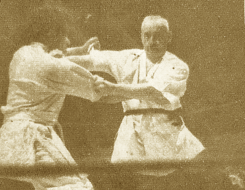 djspectro2025's tweet photo. El prof. Avendaño,1er deportista azteca en conquistar el mundo,inclusive fue instructor de la policia de Paris,cinta negra de Jiu-Jitsu en Japon para despues ser el artifice de cimentar las bases de la EMLL,maestro de la primeras camadas de luchadores y referes del pais https://t.co/uSBh6UbbGl