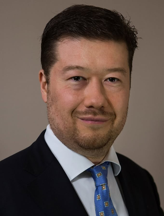 Jiri_Kheil's tweet photo. THOMAS PAUKNER NEDĚLE 9.8.2026‼️
Hojná obrana proti textům od #ThomasPaukner bývá, že jako anonym píše jen o kauzách dnešní opozice. No, akorát že vůbec.☝️🤔
Link: https://t.co/JpXMQniAOu
-----
Pokrytectví zdar! Tomio stále vysává, Zdislava si přivlastňuje‼️
-----
Ukážu vám, jak funguje hodnotový svět. Nejprve vás milují, posléze nenávidí a pomlouvají.
Dávám dohromady první reportáž prozatím utajeného serveru pod Paukner Media. Je s tím hodně práce - vyjádření, oponentura, expertní stanoviska, no všechno, co k tomu patří.
Někteří mi píší - proč se nevěnujete kauzám ANO, SPD a Motoristů? Odpověď je jednoduchá. Nyní jsem se "zakousl" do MŽP, vnitra a dalších resortů s tím, že to chci dotáhnout, než se posunu dál.
Kauzám ANO jsem se věnoval jednu chvíli velmi horlivě, až o tom psala Zdislava v Deníku N.
V srpnu roku 2025 jsem připravil text o tom, jak radnice v Chomutově tuneluje vlastní rozpočet tím, že přiděluje bez výběrových řízení městské zakázky vlastním radním, kteří si je schvalují mezi sebou. Nejde o malé peníze. Prodávají se celé domy za směšné částky podnikatelům stíhaným za korupci, tendr za 116 milionů vyhraje firma radního, kterému zakázku schválí vlastní spolustraníci. A na vše dohlížel, světe, div se, volební manažer ANO, Jan Richter.
https://t.co/C1X0WdY5AX
Nepublikoval jsem pod Pauknerem, protože text neseděl do geopoliticky zaměřeného profilu, ale jakmile jsem si Chomutov prošel, reportáž prostě musela ven už z povinnosti.
Vyšla 18. 8. 2025 na jiném profilu. Ten samý den píše Zdislava z Deníku N - obrací se na "anonymní" profil a chválí,
"Skvělá věc! Dá se k tomu zjistit víc?"
Důkaz - foto v příloze☝️‼️🙈
Zprostředkovaně jsem jí odpověděl, že ano a poslal (!!!) jsem jí celý navazující text, aby si jej mohla projít a čerpat z něj informace. Zadarmo, bez nároku na cokoli, prostě proto, aby se v Chomutově přestalo krást nehledě na stranické obsazení. Chtěl jsem jediné - zmínku o zdroji informací.
Zdislava napsala, že má dovolenou.
Důkaz - foto v příloze☝️‼️🙈
O několik dní později text vyšel bez jakékoli zmínky o mně, o mých informacích a Deník N reportáž vydal za předplatným, aniž by však uvedl, že nejde o jejich vlastní zjištění, nýbrž o inspiraci "anonymem", jehož identitu nikdo nezná☝️‼️😂
https://t.co/oeggqBcJTL
Tak jsem jako idiot vydal druhý text až po Deníku N, který mi jej de facto vykradl.
Neřekl jsem nic. Alespoň se něco pohne, myslel jsem si.
Dnes mne právě Deník N dehonestuje, zpochybňuje mou práci a tvrdí, že nelze od anonymních zdrojů přebírat jakékoli informace, natož věřit v jejich důvěryhodnost.
Důkaz - nahrávka v příloze
Simkanič - https://t.co/d98HEtbGk8
Když šlo o ANO, byla Zdislava velmi horlivá, na identitu se neptala a převzala vše, co mohla.
Takže ano, řešil jsem i ANO, velmi důsledně. Bylo toho mnohem víc.
Řešil jsem i SPD. Konkrétně jsem popsal, jak Tomio Okamura "vysál" 37 milionů z volebního účtu a převedl je vlastnímu spolustraníkovi, Vítězslavu Novákovi, do činžáku v Praze, kde sídlí firma bez zaměstnanců a jakékoli činnosti.
https://t.co/WaMMpmo67x
Stálo by za to se podívat i na to, jak se "vysávají" peníze z Institutu svobody a přímé demokracie. Ten sídlí v činžáku, sdílí prostory s Ivanem Davidem a jeho europoslaneckou kanceláří, nevyvíjí žádnou činnost, nemá žádné zaměstnance a světe, div se - peníze přijdou, peníze odejdou.
V roce 2026 přišlo 3,4 milionu, 3,4 milionu také odešlo. V roce 2025 přišlo 3,3 milionu, 3,3 milionu také odešlo.
2025:
https://t.co/iFszk316hY
2024:
https://t.co/kVysUihBTz
Vše ve službách, bez jakéhokoli náznaku aktivity.
Může se na to kdokoli podívat a následně se odpovědných doptat, data jsou veřejná.
Teď honím Víta Rakušana, Petra Hladíka a zelené lobbisty s občasnými zastávkami u rodiny Strnadových. A jsem nepřítel lidu i Deníku N. Ten má zjištění zpochybňuje s odvoláním na anonymitu a "vždyť přece nevíte, kdo to píše?!! - oblíbená fráze Zdislavy.
Viz nahrávka v příspěvku.
Té samé Zdislavy, která se, když šlo o ANO, chopila mého textu - ani nevěděla, že je můj - a naprosto transparentně jej vykradla, aby si jej pověsila za paywall.
Dnes na má zjištění nemá čas, má dost vlastní práce, píše.
https://t.co/b6wnFxelA9
Dnes jsem konspirátor a šmejd, píše její nadřízený, Ján Simkanič.
https://t.co/d98HEtbGk8
To jen tak k tomu naprosto bezprecedentnímu a místy nechutnému pokrytectví jistých "nezávislých" osobností.
Když šlo o ANO, byl jsem jejich. Už zřejmě nejsem, ale to nevadí. Slíbil jsem čtenářům, že budou padat masky a masky padají. Alespoň je vidět, kdo je kdo.
Šalom.
Foto 1 Zdislava s videem: Wiki, Jindřich Nosek
Foto 2 Tomio: Wiki
Foto 3 a 4: emailová komunikace se Zdislavou Pokornou