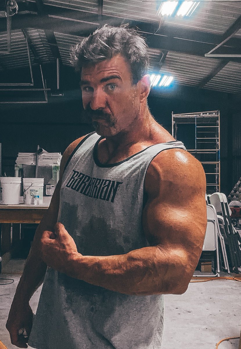 kingofbattlex's tweet photo. Light half chest workout and a quad focused leg day. 

Not shown: gimp arm. https://t.co/qCHhr4lxQL