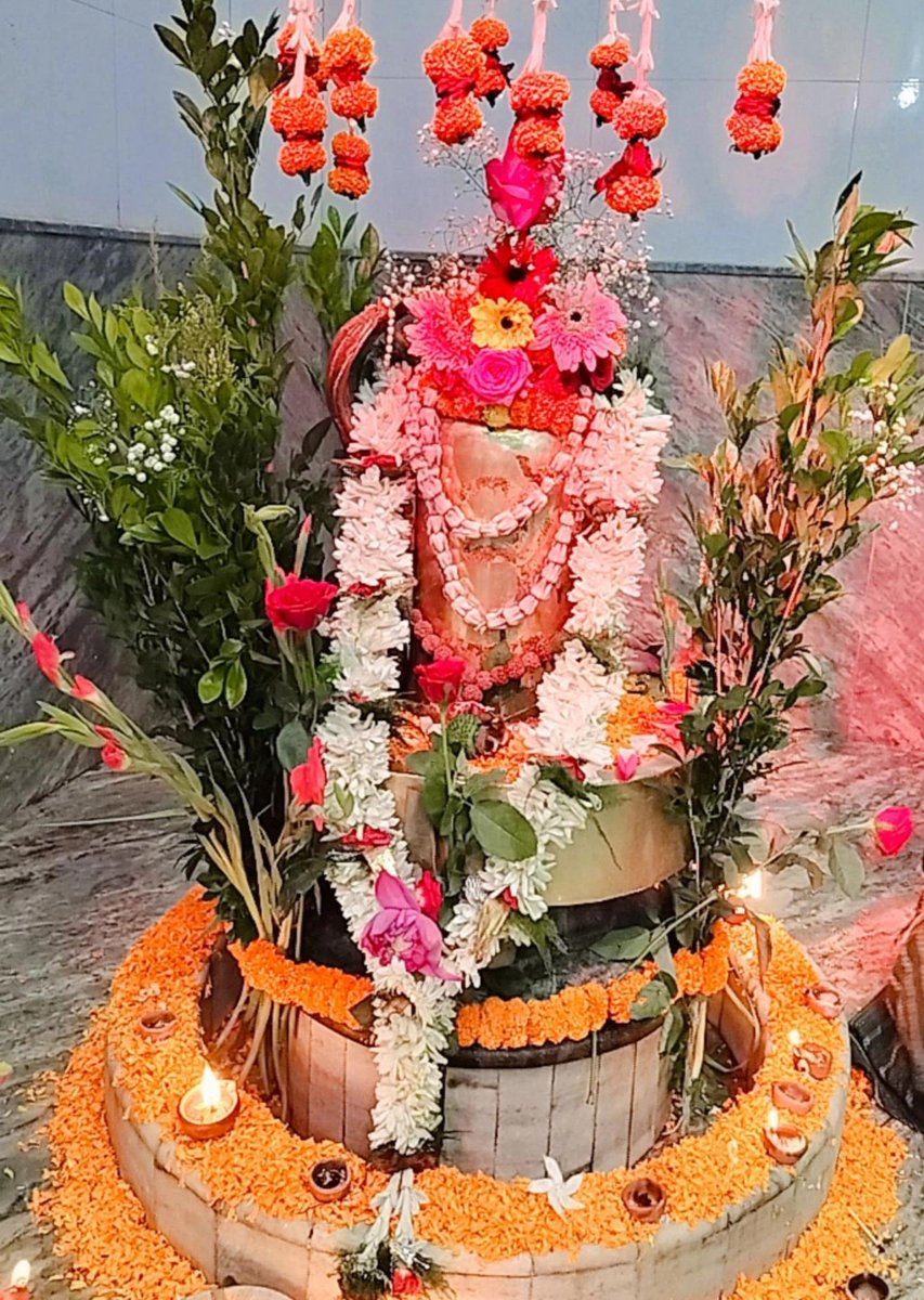 ruchi_singh21's tweet photo. फूलों की खुशबू में महादेव का नाम, और दीपों की लौ में अटूट विश्वास। 

जहाँ शिव हैं, वहाँ मन को किसी और सहारे की ज़रूरत नहीं। 

हर अर्पण में प्रेम, हर प्रार्थना में विश्वास और हर सांस में ॐ नमः शिवाय। 

महादेव की कृपा बनी रहे… हर हर महादेव 🔱 https://t.co/0hBJ33Jueb