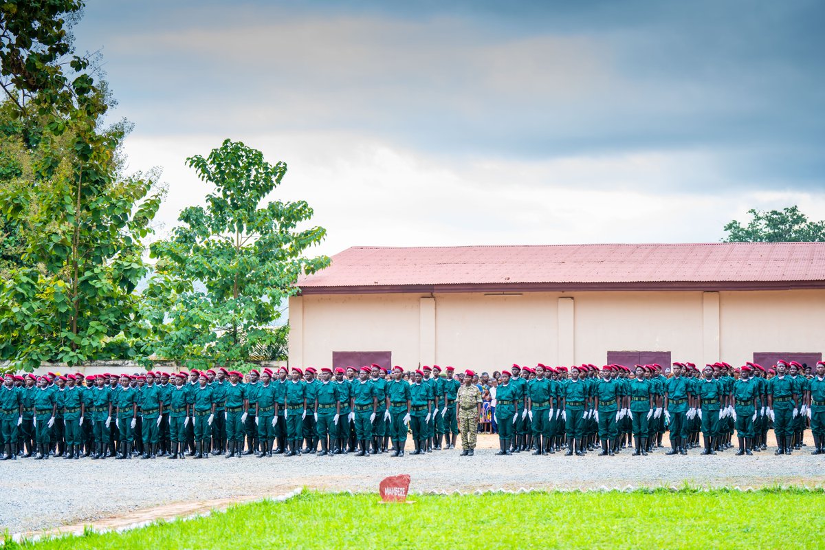 RwandaMoD's tweet photo. Today, 566 new soldiers formally enrolled into the Central African Armed Forces (FACA) after successfully completing six months of basic military training. An additional 104 personnel, including senior non-commissioned officers (NCOs), completed four months of career training. Both training programmes were conducted by instructors from the Rwanda Defence Force (RDF), in collaboration with the FACA.

The pass-out ceremony, held at Camp Kassaï military barracks in Bangui, was presided over by H.E. Prof. Faustin-Archange Touadéra, President of the Central African Republic, and attended by Maj. Gen. Vincent Nyakarundi, the RDF Army Chief of Staff, HE Kayumba Olivier, the Rwandan Ambassador to the Central African Republic, senior government officials and Defence attaches accredited to the Central African Republic.https://t.co/MSYP1id53S
       
====================================

Uyu munsi, abasirikare bashya 566 binjiye ku mugaragaro mu Ngabo za Repubulika ya Santarafurika (FACA) nyuma yo kurangiza neza amahugurwa y’ibanze ya gisirikare yari amaze amezi atandatu. Hari kandi abandi 104, barimo ba Suzofisiye bakuru, barangije amezi ane y’amahugurwa ajyanye n’akazi kabo. Aya mahugurwa yose yatanzwe n’abarimu b’Ingabo z’u Rwanda (RDF), ku bufatanye na FACA.

Umuhango wo gusoza aya mahugurwa wabereye mu Kigo cya Gisirikare cya Kassaï i Bangui, wayobowe na Nyakubahwa Prof. Faustin-Archange Touadéra, Perezida wa Repubulika ya Santarafurika, unitabirwa na Maj. Gen. Vincent Nyakarundi, Umugaba w’Ingabo z’u Rwanda zirwanira ku Butaka, Nyakubahwa Kayumba Olivier, Ambasaderi w’u Rwanda muri Repubulika ya Santarafurika, abayobozi bakuru ba Leta ndetse n’abahagarariye ibihugu byabo mu bya gisirikare muri iki gihugu.https://t.co/WF1JOX6XvW