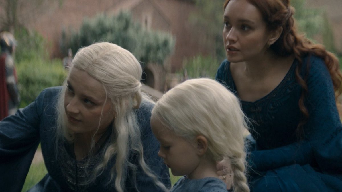 shamelessxkyra's tweet photo. alicent gently coaxing her to eat vs. rhaenyra force feeding her. alicent listening when she talks about bugs vs. rhaenyra pretending to care.

she’s not a good mother but she DID love her daughter. https://t.co/EJeNY0zuiI