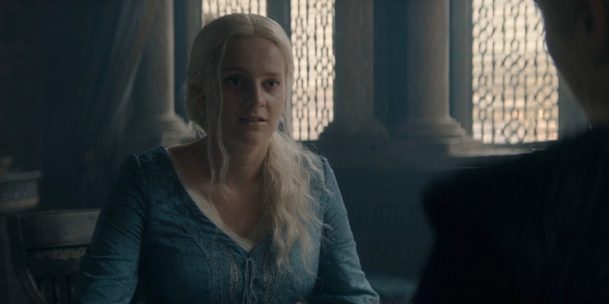 shamelessxkyra's tweet photo. alicent gently coaxing her to eat vs. rhaenyra force feeding her. alicent listening when she talks about bugs vs. rhaenyra pretending to care.

she’s not a good mother but she DID love her daughter. https://t.co/EJeNY0zuiI