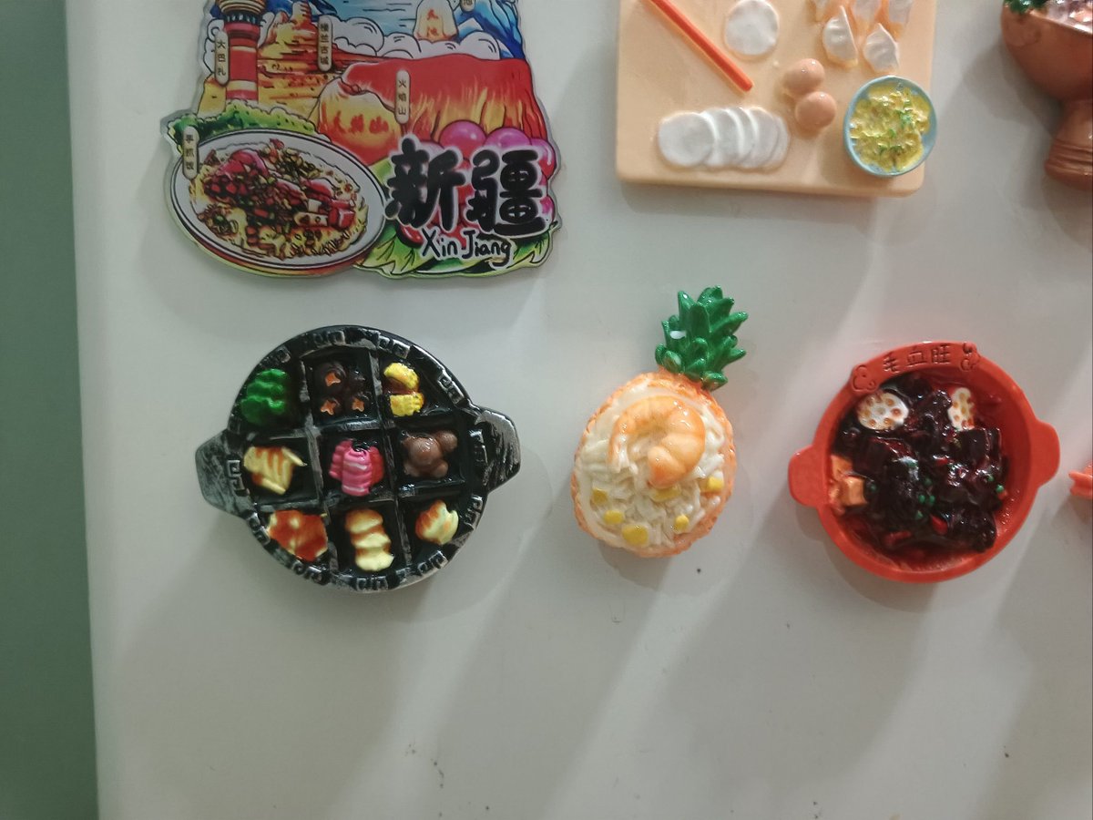 PaulaDewaruzzd's tweet photo. Got some spare buttons Turn 'em into cute floral magnets in 10 mins! Super easy DIY, perfect for sprucing up your fridge ， https://t.co/PNK8OfN2IK