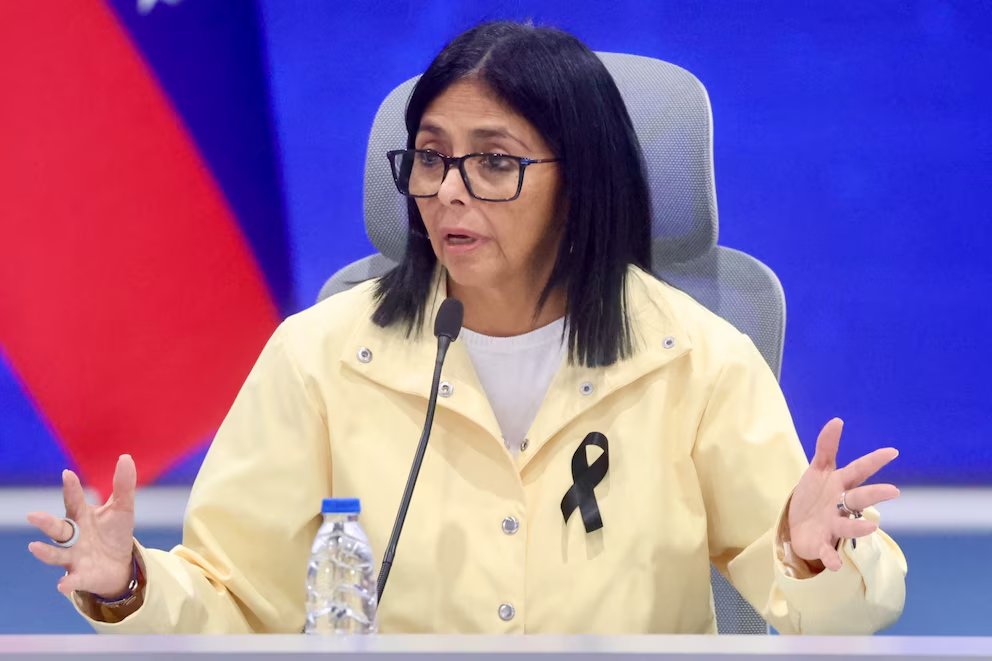 _NOALCOMUNISMO's tweet photo. Exigen a Delcy Rodríguez precisar cuánto recibió y en qué utilizó el dinero enviado por Estados Unidos
Transparencia Venezuela denuncia la opacidad en el manejo del llamado Fondo Petrolero y solicita a Pdvsa un informe que detalle las exportaciones de crudo en 2026 https://t.co/FpOu1RO4aq