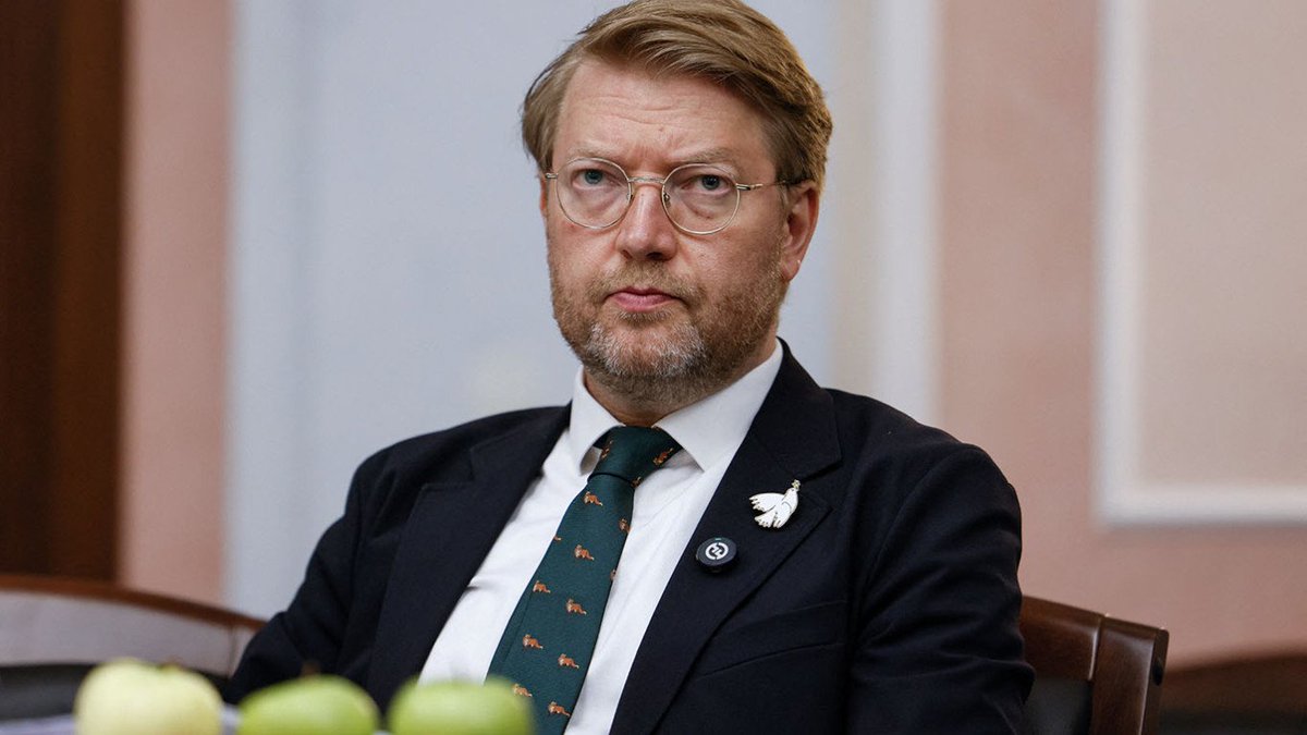 MrFranceso's tweet photo. Today Russia's Supreme Court removed Yabloko  the last anti-war party  from September's ballot. Official reasons include copyright violations over images of PEACE DOVES.

It joins a 25-year collection. The official reasons every time:

• 2012 — Grigory YAVLINSKY (Yabloko founder, presidential run): ~25% of his signatures declared invalid. Reason: "signature defects."

• 2018 — Alexei NAVALNY (presidential run): barred over an embezzlement conviction the European Court of Human Rights had already ruled arbitrary. Reason: "criminal record."

• 2021 — Pavel GRUDININ (Communist-backed, polled 12% in 2018): struck from the Duma list. Reason: "undeclared foreign assets." Coincidentally, only after he did too well.

• 2021 — Navalny's entire movement: a new law banned anyone "affiliated with extremist organizations" from running — staff, donors, retweeters. Estimated reach: tens of thousands of people. Reason: affiliation itself.

• 2023 — Yekaterina DUNTSOVA (anti-war journalist, presidential run): rejected before collecting a single signature. Reason: "errors in documents" — reportedly including typos. Her attempt to register a party was blocked too.

• 2024 — Boris NADEZHDIN (the anti-war candidate with actual queues at his offices): disqualified over signature "irregularities, including names of dead people." Supreme Court upheld it. Reason: paperwork.

• Ongoing — the "FOREIGN AGENT" stamp: designation alone ends candidacies. It's how Yabloko's own deputy chairman lost his seat before today's ruling finished the job.

• 2026 — YABLOKO, entire federal slate: foreign funding (evidence classified — their lawyers signed NDAs to see the accusation), ad overspending, extremism… and the copyright status of a dove.

Not an exhaustive list. That's the point — there isn't room for an exhaustive list.

Twenty-five years of official reasons: defective signatures, typos, strawberries with offshore accounts, dead men's autographs, retweets, and now a copyrighted bird.

The one reason never written down: they might have won votes.