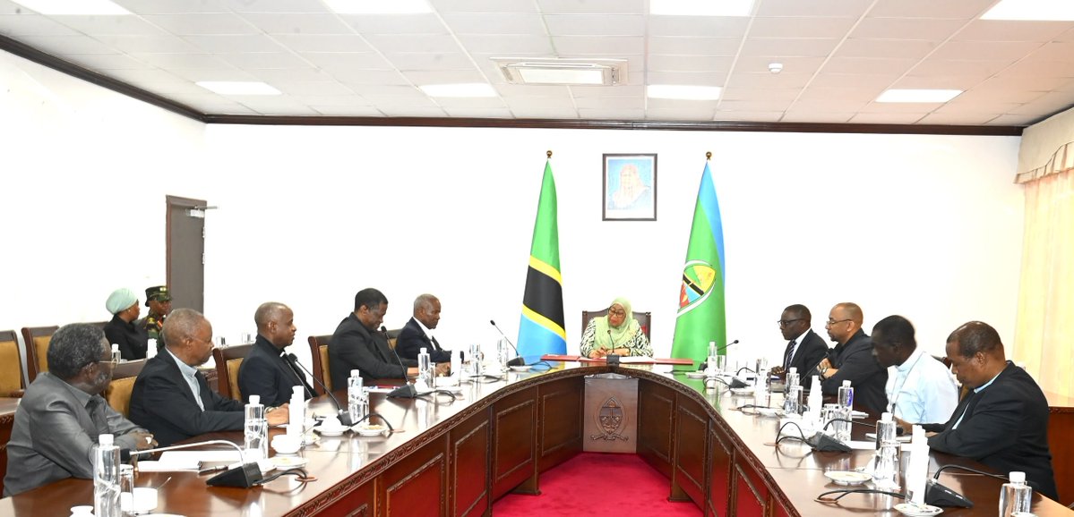 SuluhuSamia's tweet photo. Ikulu Chamwino, Dodoma

Imekuwa siku njema yenye baraka kukutana na kufanya mazungumzo na Maaskofu wa Kanisa Katoliki kupitia Baraza la Maaskofu Katoliki Tanzania (TEC). Tumezungumzia masuala mbalimbali ya kitaifa, yakiwemo amani, mshikamano, maendeleo na nafasi ya viongozi wa dini katika kujenga jamii yenye maadili na uwajibikaji.

Nimewashukuru Maaskofu kwa mazungumzo haya yenye tija, na nimewahakikishia dhamira yangu ya kuendelea kushauriana na kushirikisha viongozi wa dini na makundi mbalimbali, katika masuala muhimu yanayojenga mustakabali wa Taifa letu.