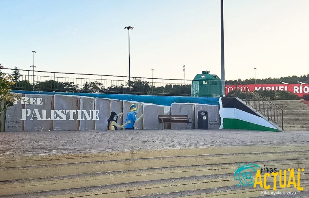 JanetteNovo's tweet photo. La alcaldesa Aída Castillejo nos tiene a todos entretenidos con sus murales ideológicos supuestamente vandalizados. Así moviliza a los suyos que, ante semejante agravio, han encontrado una excusa para repintar un espacio público del que se han adueñado unos pocos. 

Para ellos solo hay convivencia si el resto callamos y les dejamos pintarrajear el municipio con banderas palestinas, consignas y eslóganes. 

El resto de los ripenses tendríamos que dejar de callar y de mirar impasibles pues con nuestra omisión les dejamos hacer y deshacer en nuestra ciudad. 

🇪🇸 Deberíamos pintar la única bandera que nos une y representa a todos. ¿Por qué la izquierda se avergüenza de la nuestra y nos impone la de Palestina? 

🚨 ¡Basta ya de que actúen como si Rivas fuera de su propiedad! 

https://t.co/a3IXRP4XJx