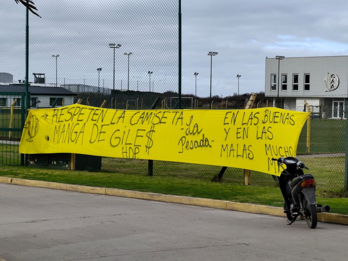 LVDEMDQ's tweet photo. 🚨🔰 Hinchas de Aldosivi se acercan al predio a pedirle al equipo que gane 

El Tiburón se encuentra en la zona de descenso. "GANAR O MORIR", es uno de los fuertes mensajes que expresan las banderas.

#Aldosivi https://t.co/DO6fP2RnSz