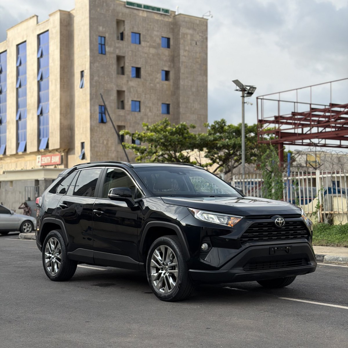 WutaMotorsNG's tweet photo. Foreign Used Toyota RAV4 XLE🔥🔥
Year: 2021
Fullest option 
Custom duty: Paid
Price: N45M
Location: Abuja 
Call/Whatsapp 08056139710 https://t.co/dfEj63QXEz