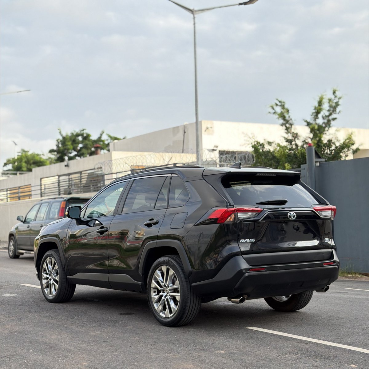 WutaMotorsNG's tweet photo. Foreign Used Toyota RAV4 XLE🔥🔥
Year: 2021
Fullest option 
Custom duty: Paid
Price: N45M
Location: Abuja 
Call/Whatsapp 08056139710 https://t.co/dfEj63QXEz