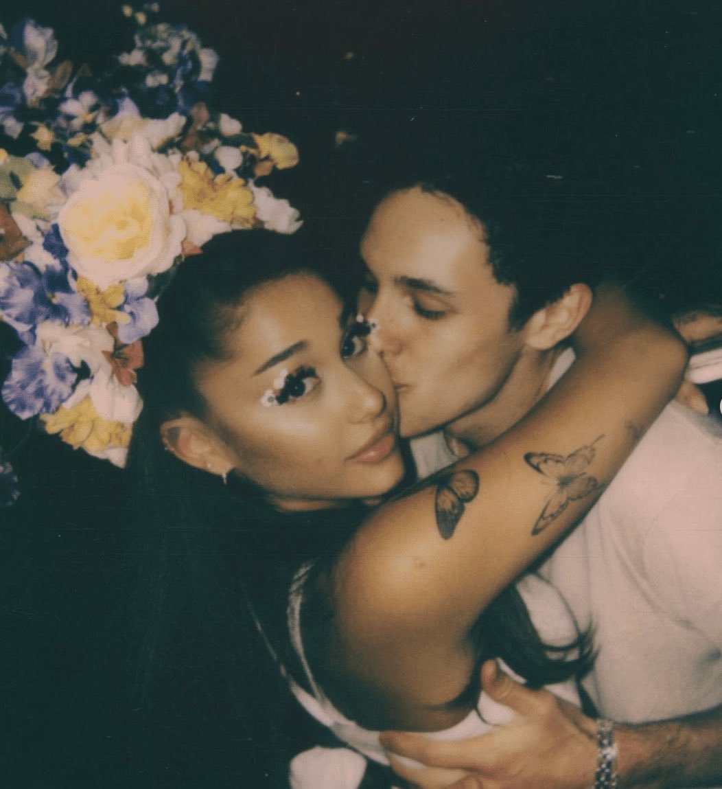 qfsdailynews's tweet photo. 🚨 BREAKING: Ariana Grande reportedly revealed on Instagram that she has heart disease and only has a few years to live. 💔😭

She also claimed she caught Dalton Gomez texting another woman, leaving her devastated.

Please keep Ariana in your prayers. 🙏💔 https://t.co/8FtRy4McQ7