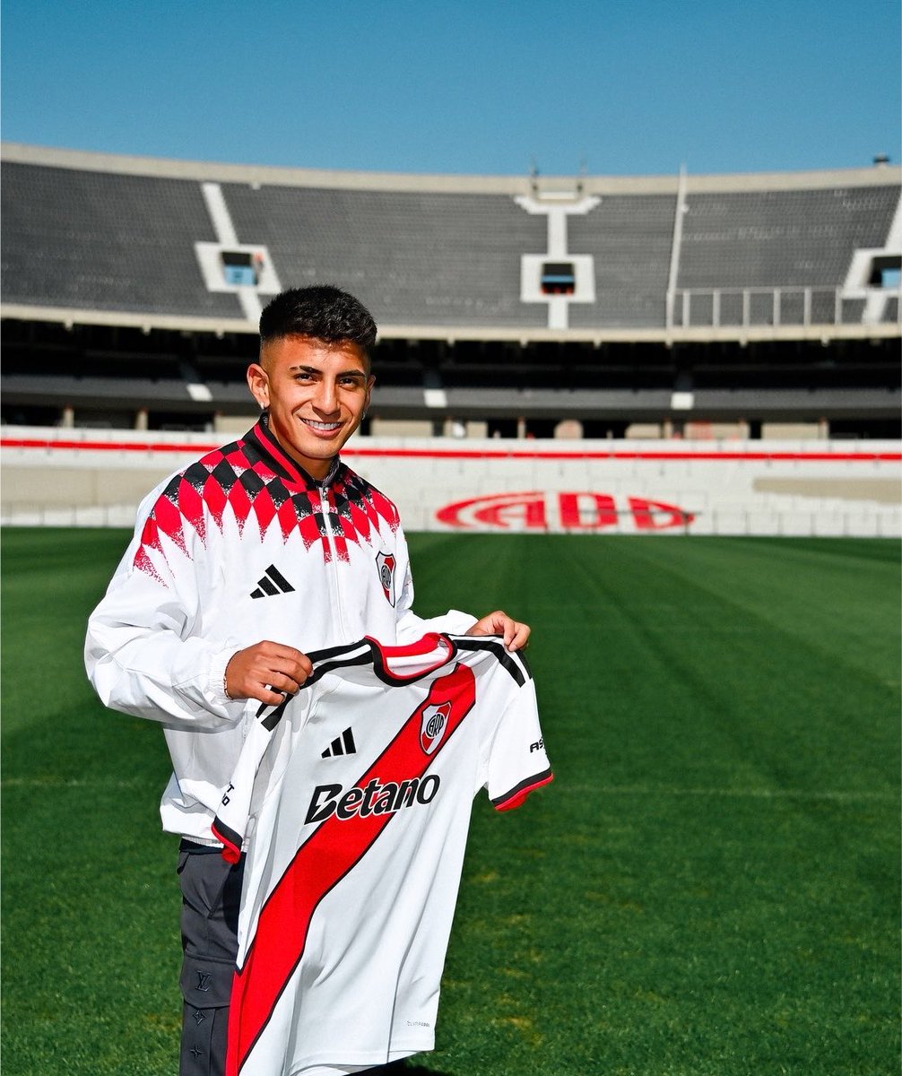 AtaqueFutbolero's tweet photo. La primera foto de Thiago Almada con la casaca de River... 🍿 https://t.co/gX2pAGpd21