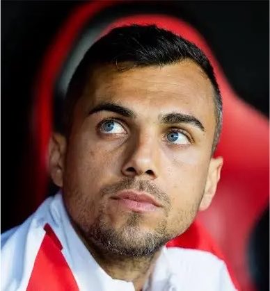 GonzaloTortosa's tweet photo. 🔴⚪️🚨 Sobre la salida de Joan Jordán del Sevilla FC:

El jugador no perdona nada de su salario en el club:

El Sevilla tendrá que pagarle la mayoría de su ficha.

Estrella Amadora le pagará la parte restante.

↪️ Transmiten desde el club que era la única opción para poder liberar al menos una parte de uno de los salarios más altos de la plantilla. 

Finaliza así su etapa en el Sevilla FC.

@elchiringuitotv