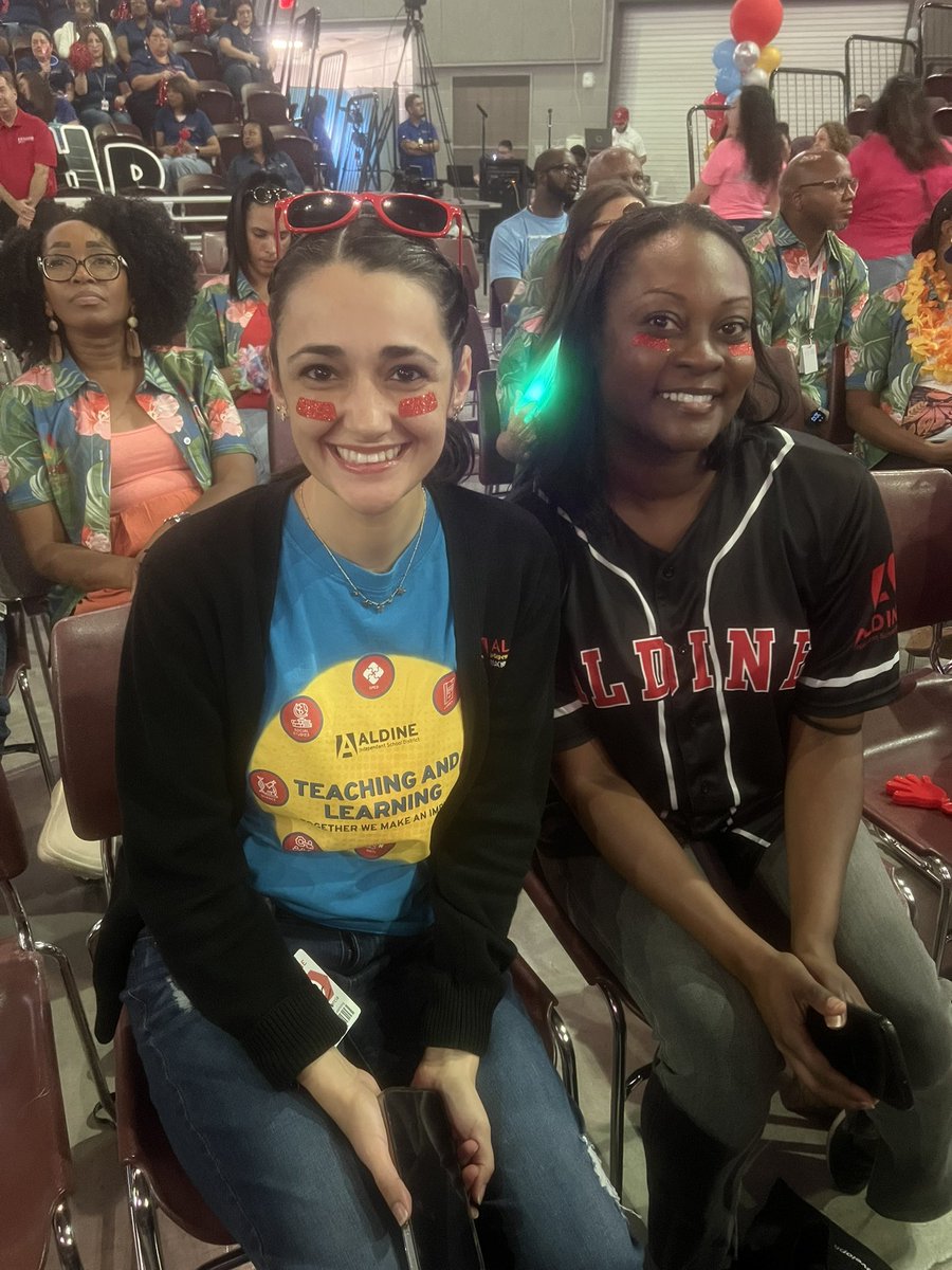 AldineProfLearn's tweet photo. All smiles because it’s Convocation time! 🎉💙 We’re excited to come together, celebrate, connect, and kick off another amazing school year- let's go! 🙌🏽✨ #chooseAldine https://t.co/CmbUOAmrsQ