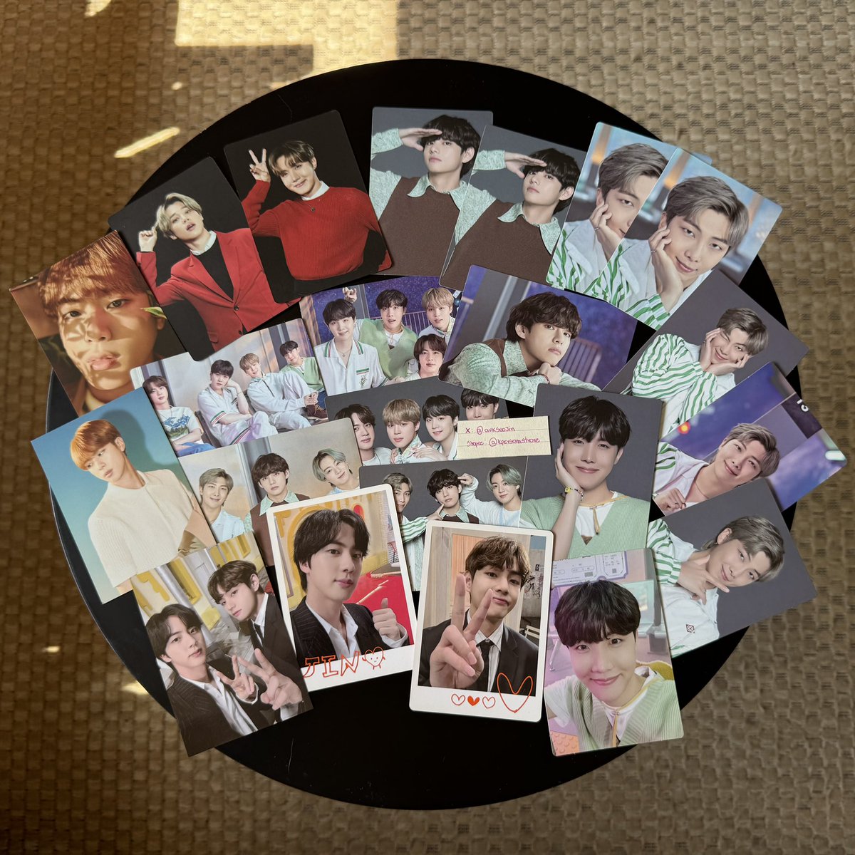 avkseokjin's tweet photo. oie, pessoal! :) 

estou vendendo itens da minha coleção de vários grupos e solistas. deixei a venda exclusiva pela shopee para facilitar a logística de envios. 

link da lojinha: https://t.co/KBjQXtfHt5

♡ feedbacks aqui na minha conta (+90) e também na lojinha (+100) ♡ https://t.co/tv2oq6Sk3t