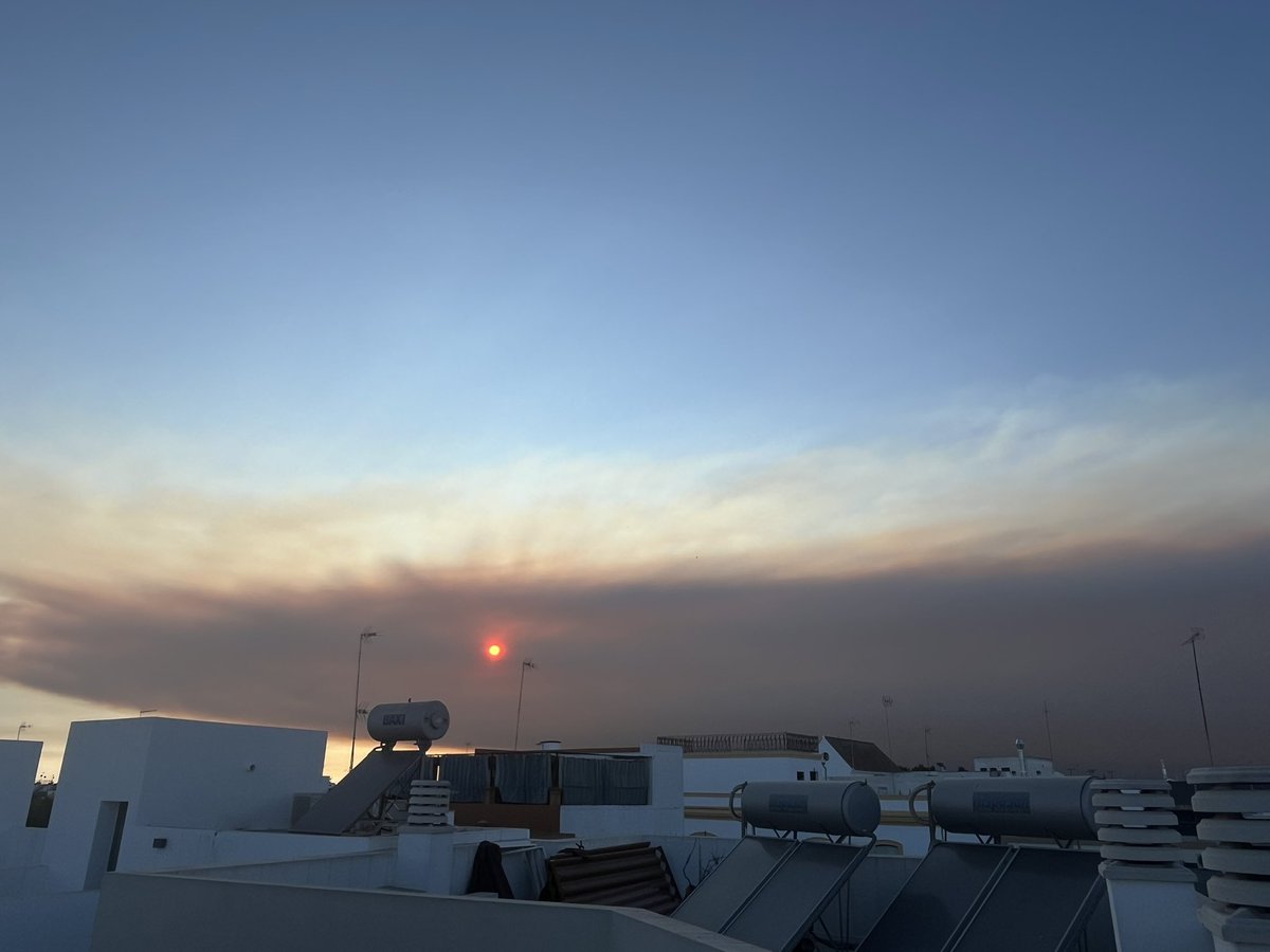johnbonvela's tweet photo. Utrera campiña de Sevilla y el Sol apenas se aprecia debido a la cortina de humo, no quiero imaginar lo que estarán pasando las personas de los pueblos de alrededor de #niebla https://t.co/JLW7zHZboy