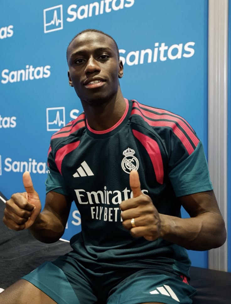 theMadridZone's tweet photo. 🚨 BREAKING: Ferland Mendy will STAY at Real Madrid.

The club will NOT force him out, or terminate his contract against his will.

They will respect his decision. @diarioas https://t.co/WzltWo33zZ