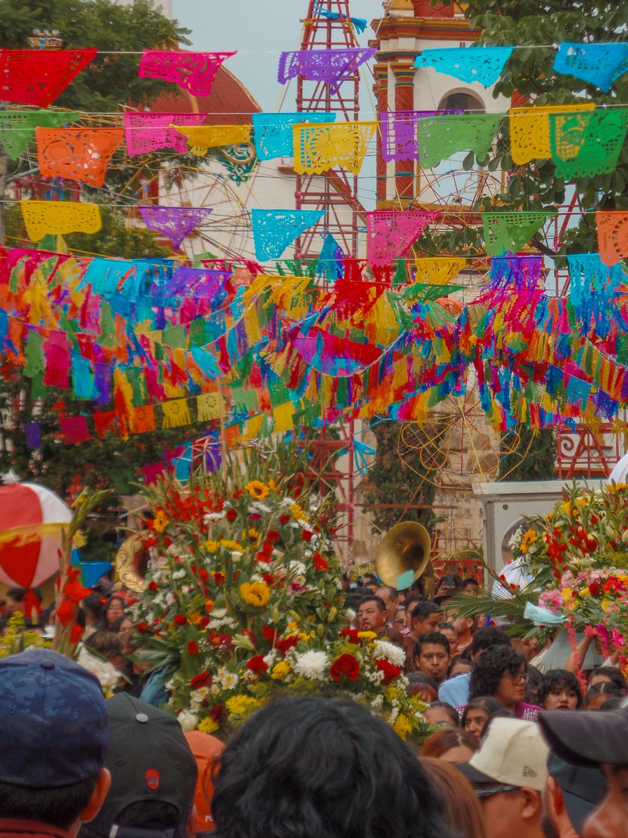 RudyMendex's tweet photo. Mi pueblo está de fiesta... ❤️‍🩹

#oaxaca #sanlorenzocacaotepec #fiesta #viral https://t.co/DUniCteoBy